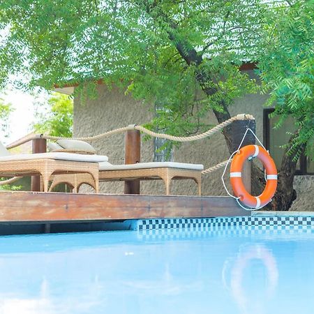 Lunar Dive Resort: Bamboo Villas Kubu Buitenkant foto